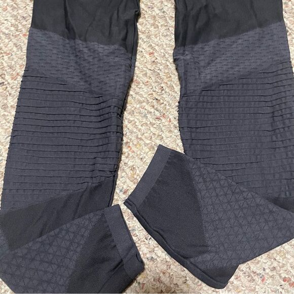 Spanx Look at Me Now Seamless Moto Leggings in Navy- Size Large - Picture 6 of 7